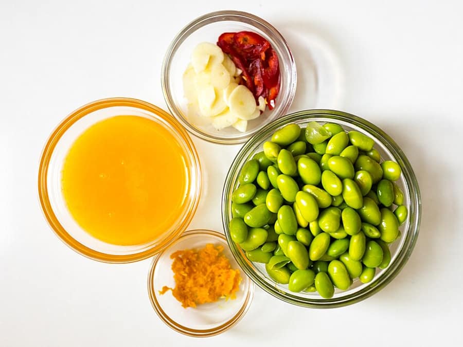 Tigelinhas com ingredientes separados antes de cozinhar