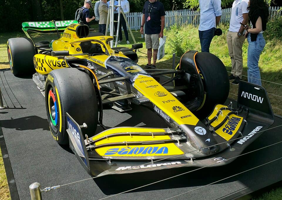 McLaren MCL38 de 2024 com as cores em homenagem a Senna