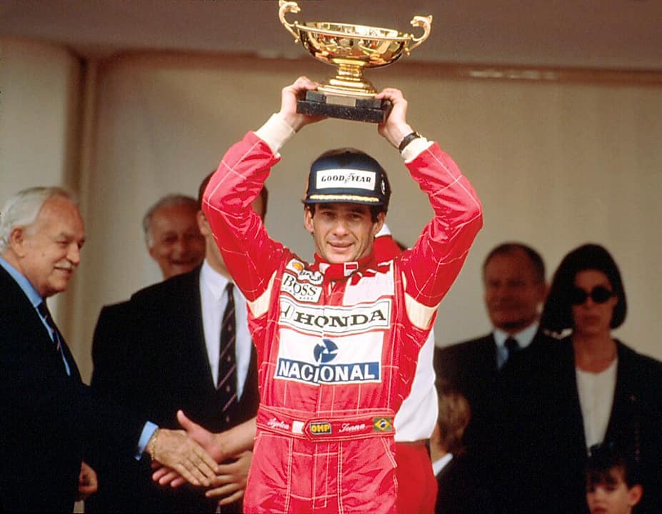 Senna recebe o troféu em Mônaco, 1992