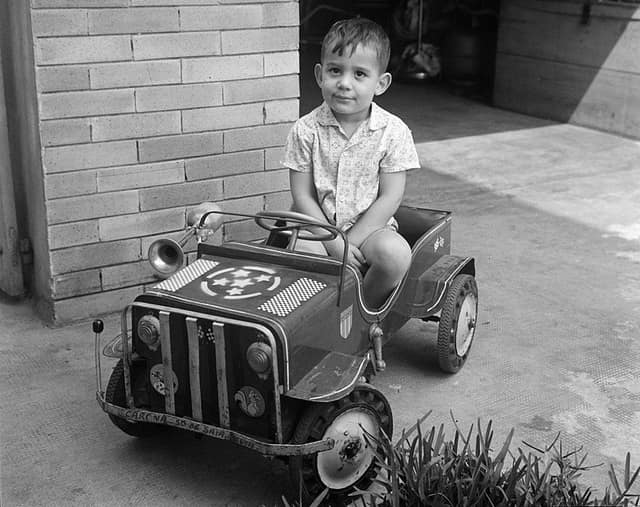 Ayrton Senna aos 3 anos, num carrinho