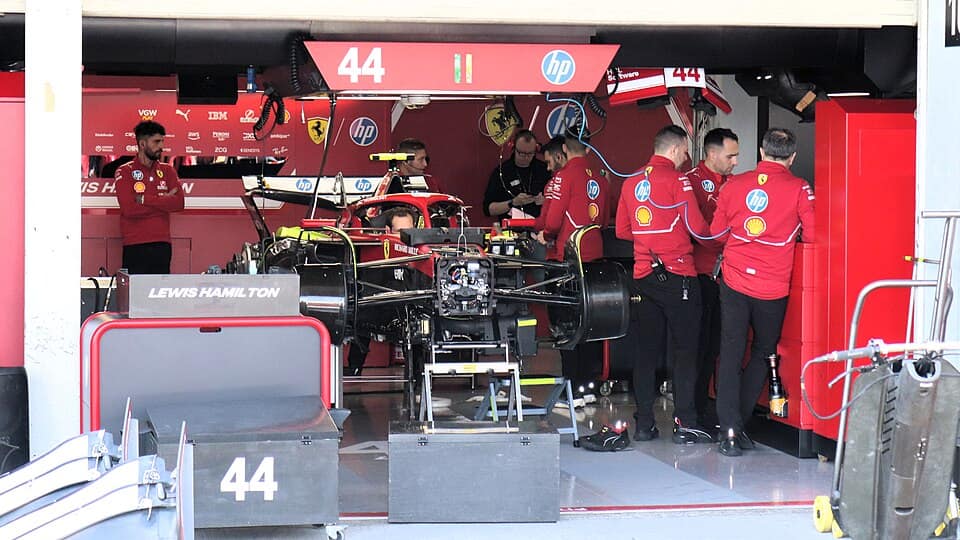Box de uma equipe de Fórmula 1 em 2025