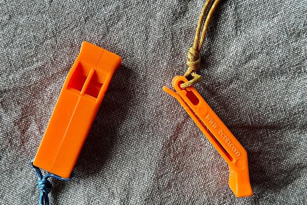 Dois apitos de emergência cor de laranja