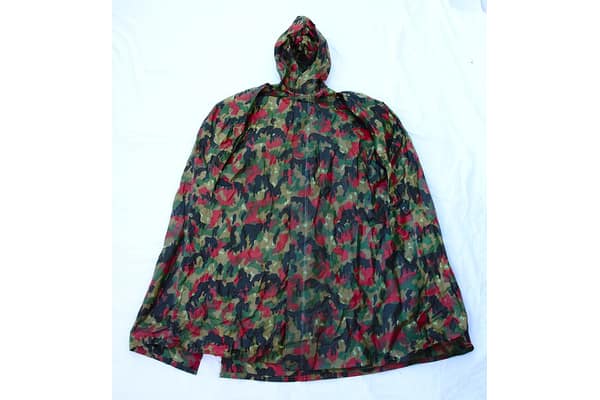 Poncho de chuva com capuz estendido
