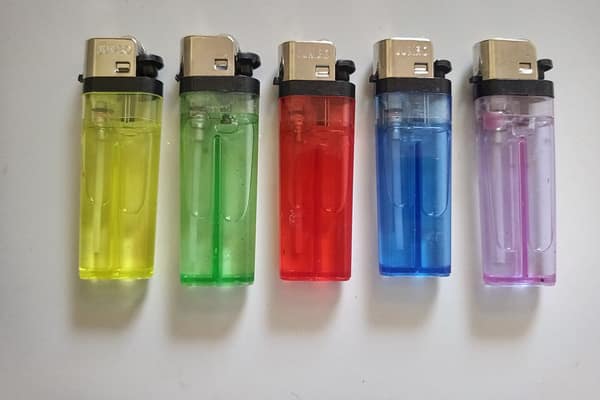 Cinco isqueiros coloridos enfileirados