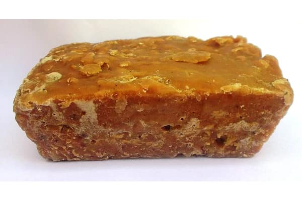 Um tijolo de rapadura marrom-dourada