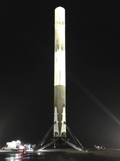 Primeiro estágio de um Falcon 9 depois de pousar sozinho, em dezembro de 2015.