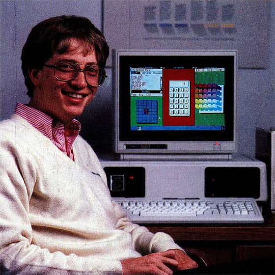 Bill Gates em 1984 com um computador rodando o Windows 1.0