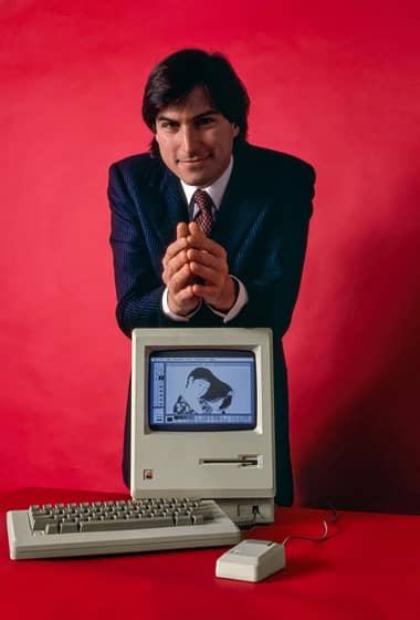 Steve Jobs com o Macintosh, em janeiro de 1984.