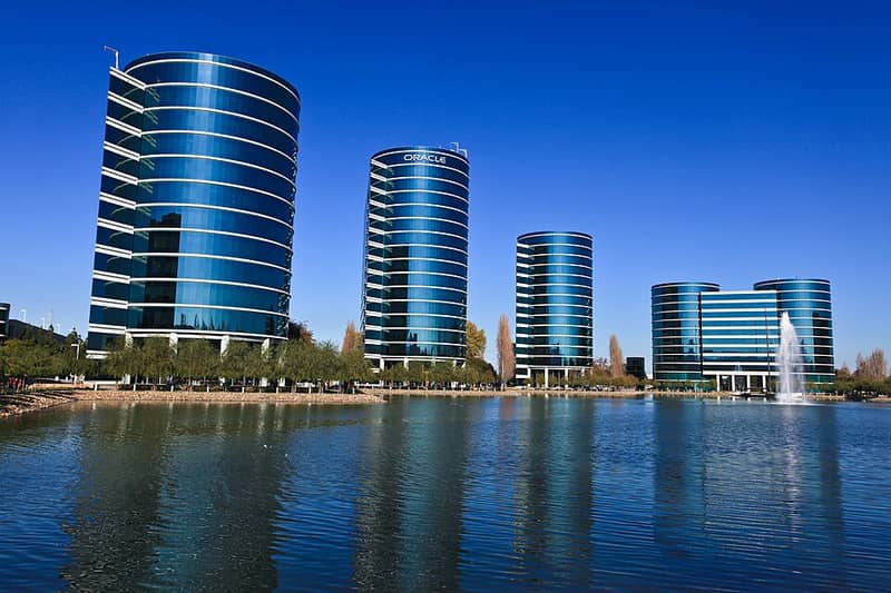 Os prédios da sede da Oracle, à beira de um lago, na Califórnia