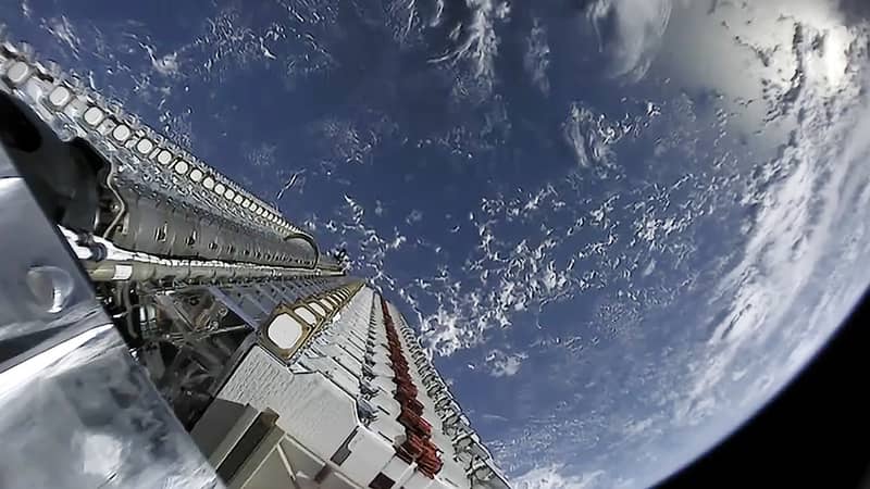 Satélites Starlink antes de serem soltos no espaço